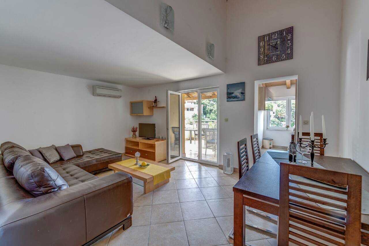 Sakarun living and dining room